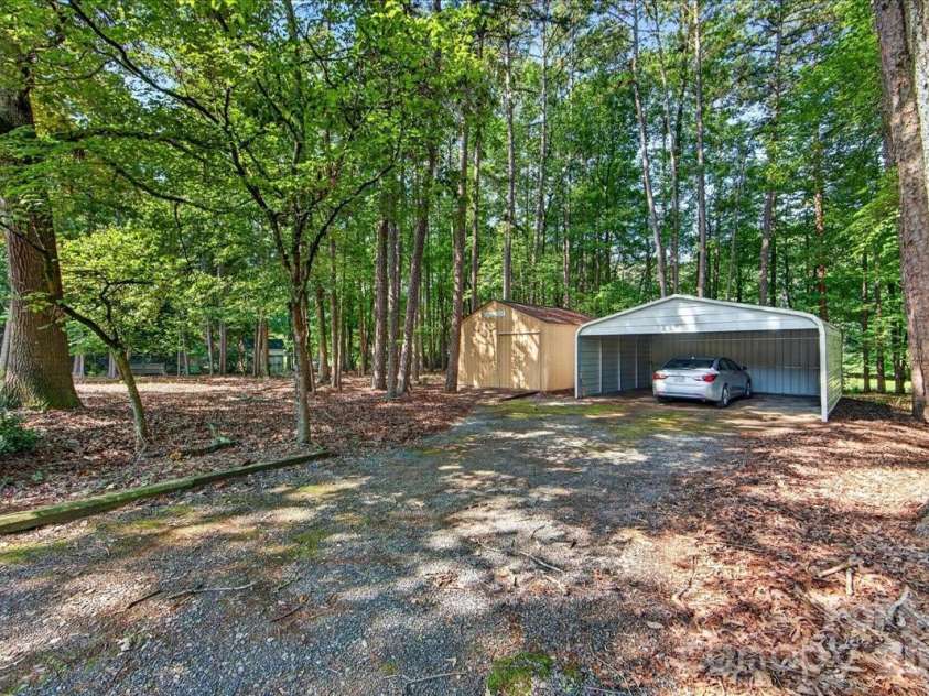 3825 Hoodridge Lane, Charlotte, NC 28227.  MLS# CAR4411305, YatesRealty ID 43802. 