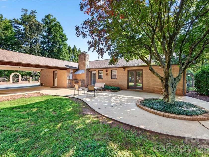 3825 Hoodridge Lane, Charlotte, NC 28227.  MLS# CAR4411305, YatesRealty ID 43802. 