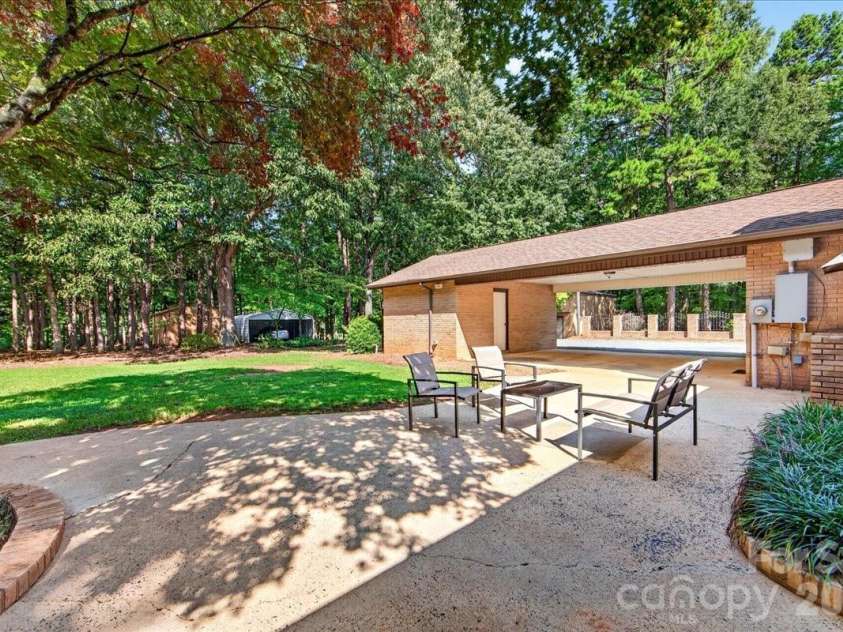 3825 Hoodridge Lane, Charlotte, NC 28227.  MLS# CAR4411305, YatesRealty ID 43802. 