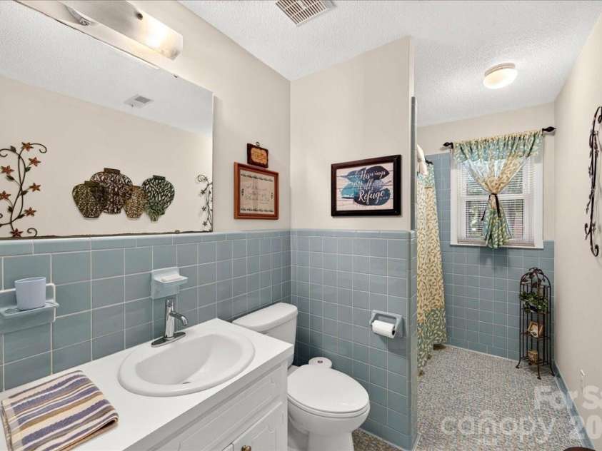 3825 Hoodridge Lane, Charlotte, NC 28227.  MLS# CAR4411305, YatesRealty ID 43802. Hall Bath