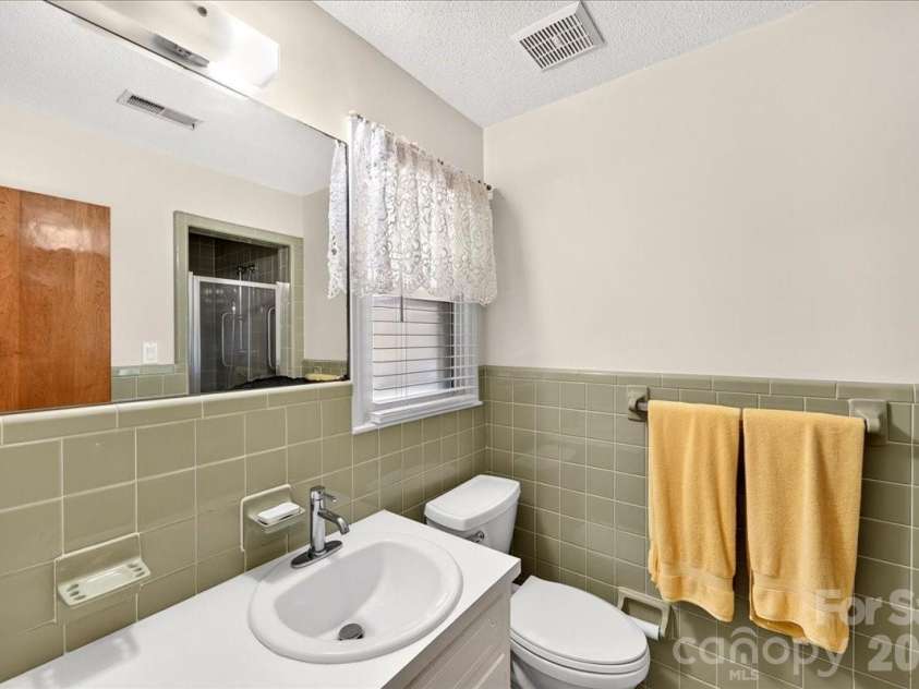 3825 Hoodridge Lane, Charlotte, NC 28227.  MLS# CAR4411305, YatesRealty ID 43802. Master bath