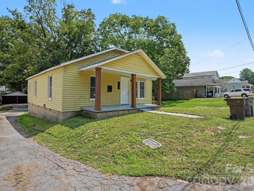 123 James Street, Kannapolis, NC 28083.  MLS# CAR4414176, YatesRealty ID 43803. 