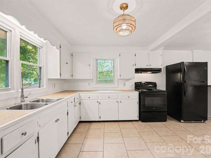 123 James Street, Kannapolis, NC 28083.  MLS# CAR4414176, YatesRealty ID 43803. Kitchen