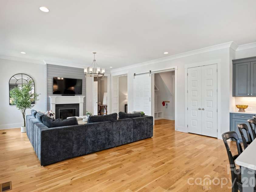 215 Hartford Avenue, Charlotte, NC 28209.  MLS# CAR4410878, YatesRealty ID 43804. 