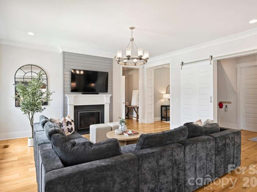 215 Hartford Avenue, Charlotte, NC 28209.  MLS# CAR4410878, YatesRealty ID 43804. 