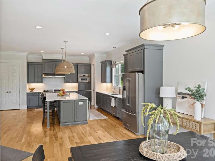 215 Hartford Avenue, Charlotte, NC 28209.  MLS# CAR4410878, YatesRealty ID 43804. 