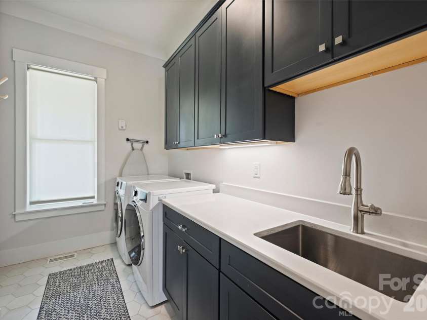 215 Hartford Avenue, Charlotte, NC 28209.  MLS# CAR4410878, YatesRealty ID 43804. 