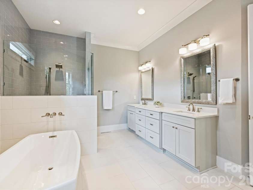 215 Hartford Avenue, Charlotte, NC 28209.  MLS# CAR4410878, YatesRealty ID 43804. Primary Bathroom
