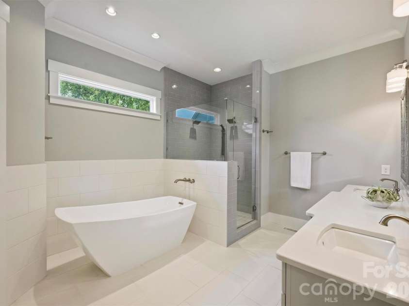 215 Hartford Avenue, Charlotte, NC 28209.  MLS# CAR4410878, YatesRealty ID 43804. Primary Bathroom