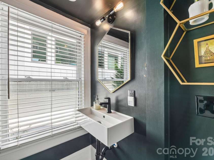 1000 Margaret Brown Street, Charlotte, NC 28202.  MLS# CAR4409234, YatesRealty ID 43806. 