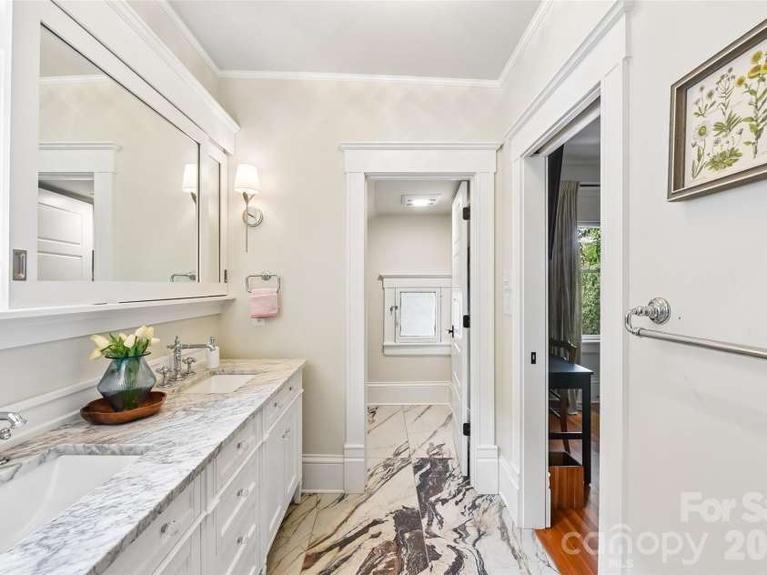 1000 Margaret Brown Street, Charlotte, NC 28202.  MLS# CAR4409234, YatesRealty ID 43806. 
