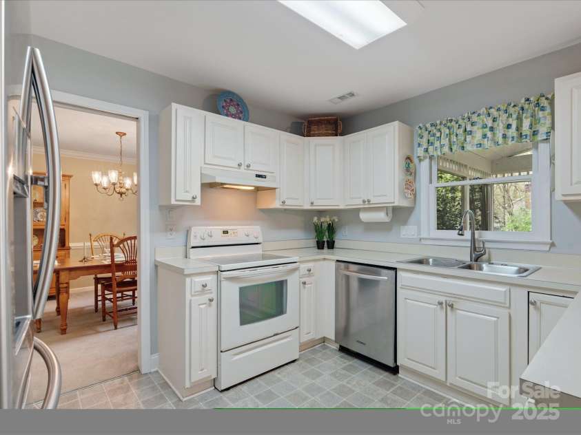 2812 Edgebrook Circle, Matthews, NC 28105.  MLS# CAR4241654, YatesRealty ID 4381. 