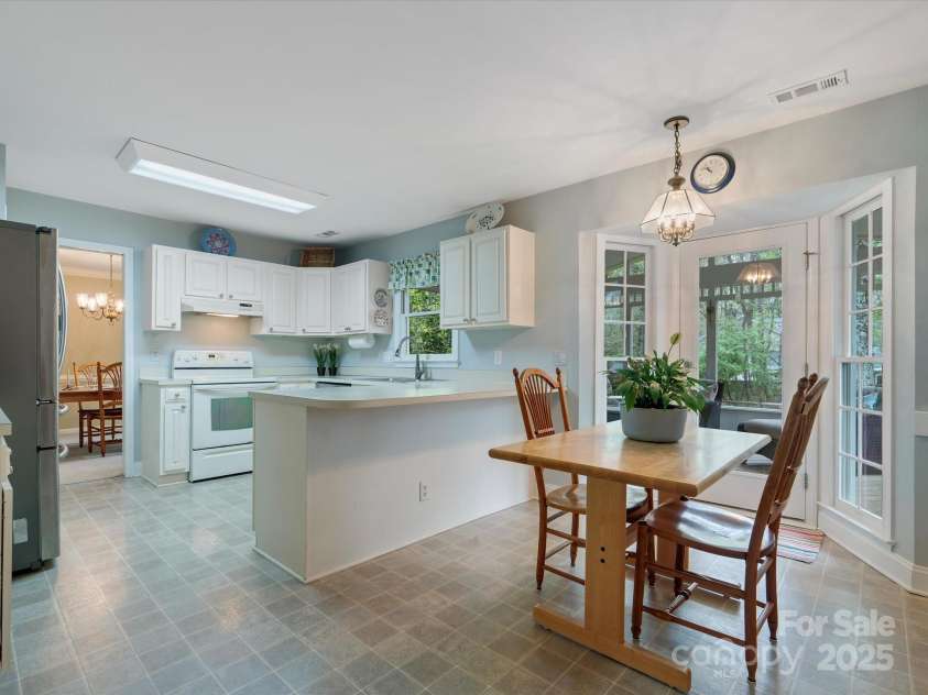 2812 Edgebrook Circle, Matthews, NC 28105.  MLS# CAR4241654, YatesRealty ID 4381. 