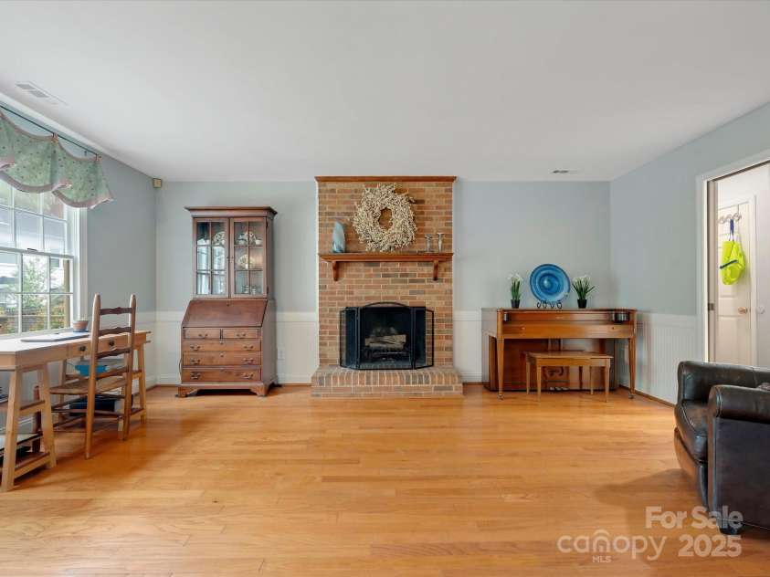 2812 Edgebrook Circle, Matthews, NC 28105.  MLS# CAR4241654, YatesRealty ID 4381. 