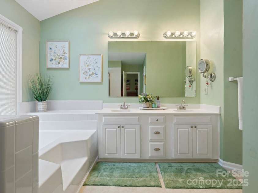 2812 Edgebrook Circle, Matthews, NC 28105.  MLS# CAR4241654, YatesRealty ID 4381. 