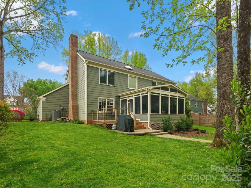 2812 Edgebrook Circle, Matthews, NC 28105.  MLS# CAR4241654, YatesRealty ID 4381. 