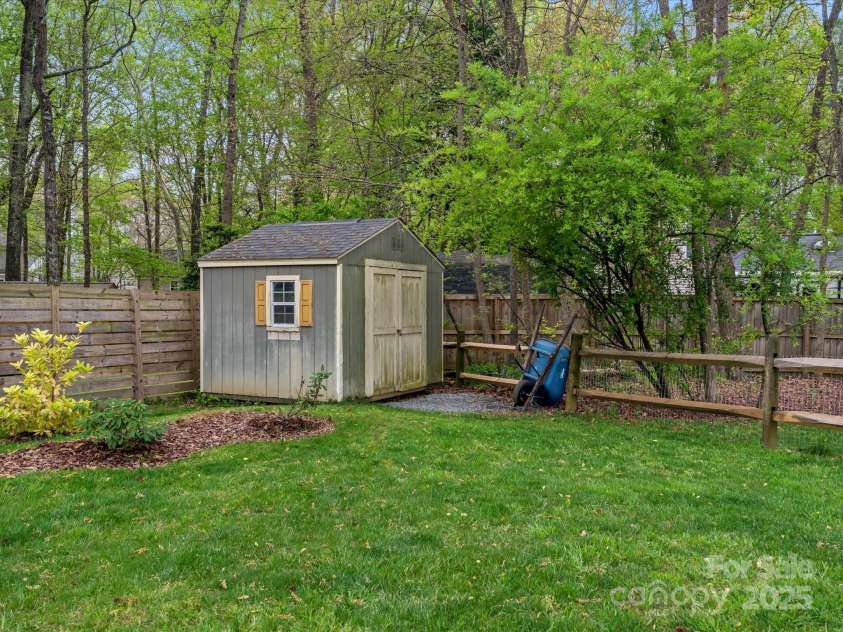 2812 Edgebrook Circle, Matthews, NC 28105.  MLS# CAR4241654, YatesRealty ID 4381. 