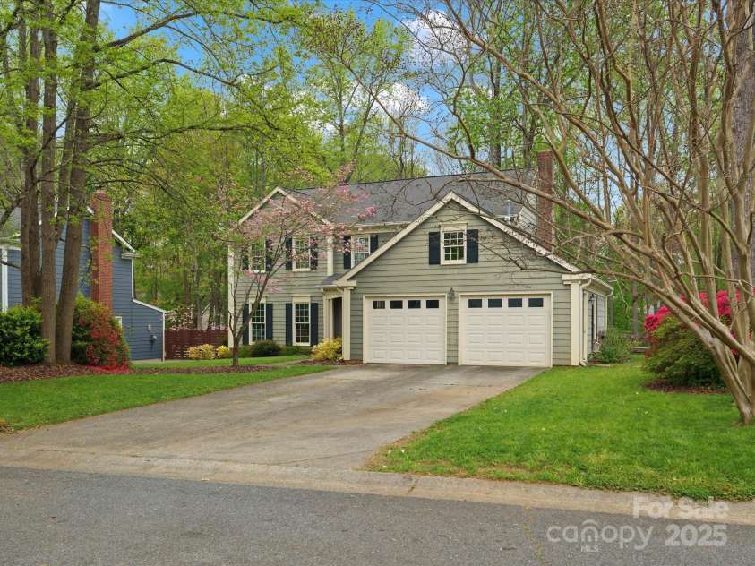 2812 Edgebrook Circle, Matthews, NC 28105.  MLS# CAR4241654, YatesRealty ID 4381. 
