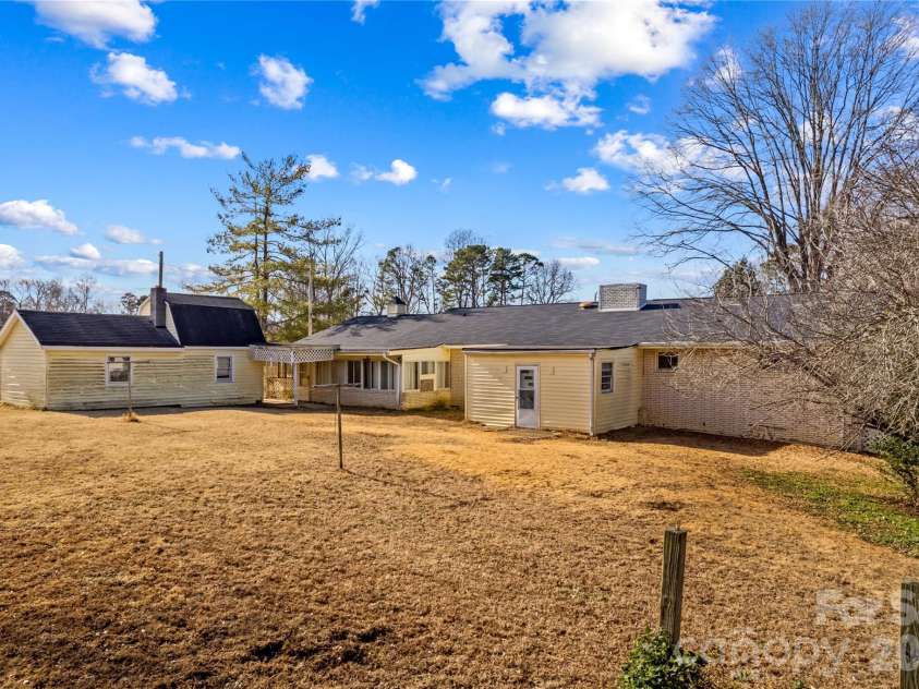305 Sills Drive, Salisbury, NC 28146.  MLS# CAR4341534, YatesRealty ID 4381. 