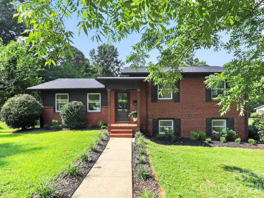 3617 Woodleaf Road, Charlotte, NC 28205.  MLS# CAR4410938, YatesRealty ID 43810. 
