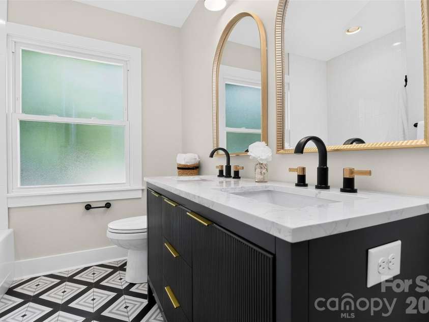 3617 Woodleaf Road, Charlotte, NC 28205.  MLS# CAR4410938, YatesRealty ID 43810. 