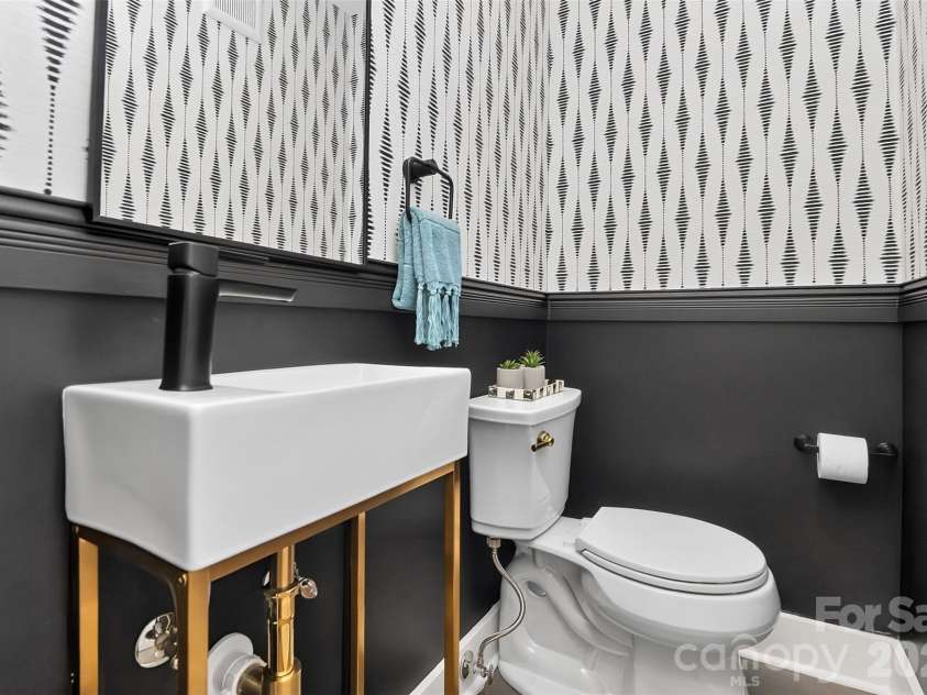 3617 Woodleaf Road, Charlotte, NC 28205.  MLS# CAR4410938, YatesRealty ID 43810. 