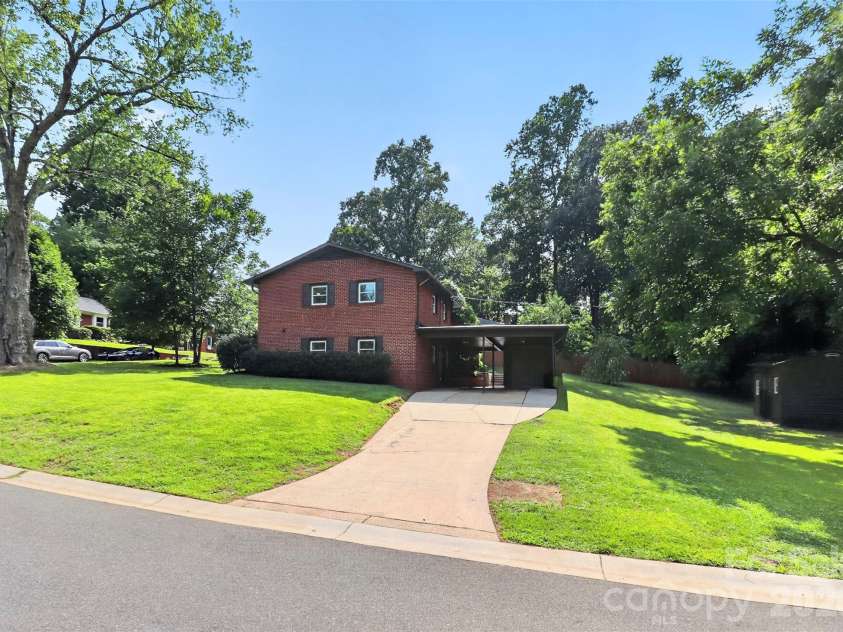 3617 Woodleaf Road, Charlotte, NC 28205.  MLS# CAR4410938, YatesRealty ID 43810. 