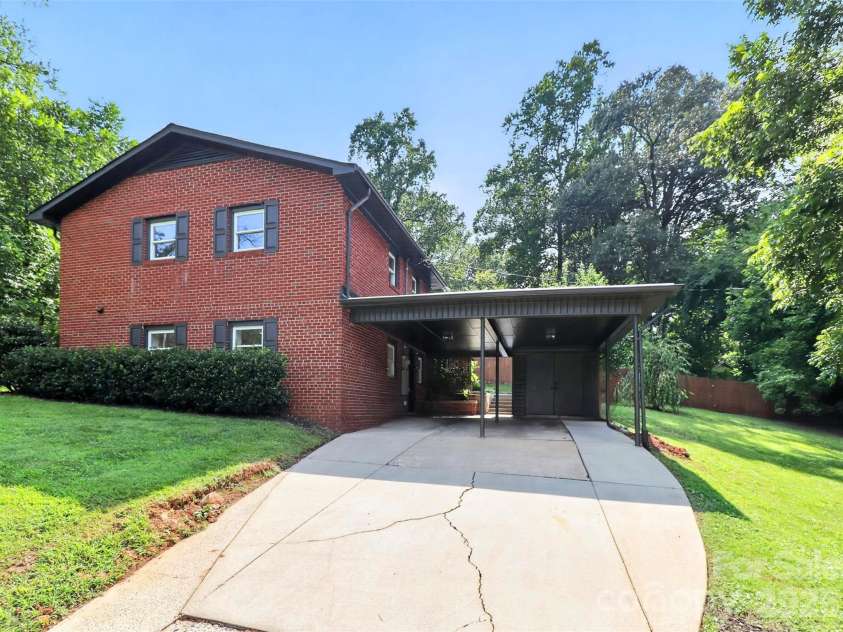 3617 Woodleaf Road, Charlotte, NC 28205.  MLS# CAR4410938, YatesRealty ID 43810. 