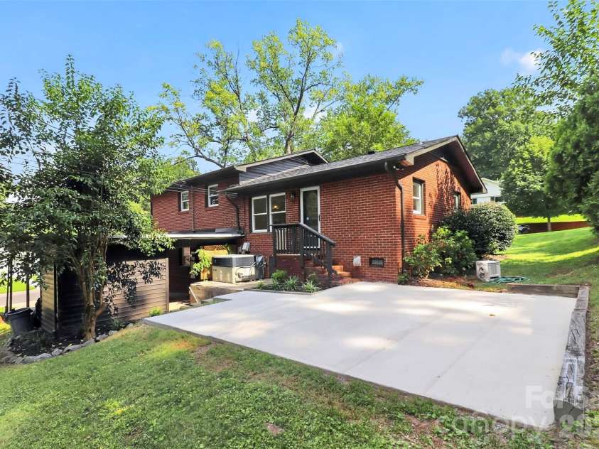 3617 Woodleaf Road, Charlotte, NC 28205.  MLS# CAR4410938, YatesRealty ID 43810. 
