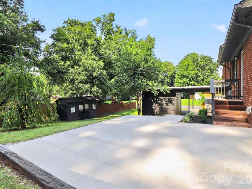 3617 Woodleaf Road, Charlotte, NC 28205.  MLS# CAR4410938, YatesRealty ID 43810. 
