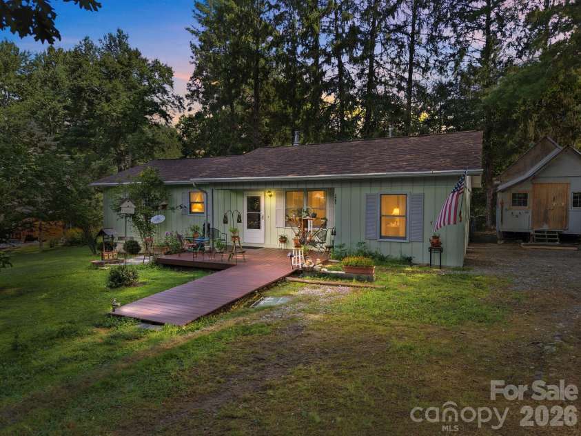 473 King William Road, Hendersonville, NC 28739.  MLS# CAR4396182, YatesRealty ID 43812. 