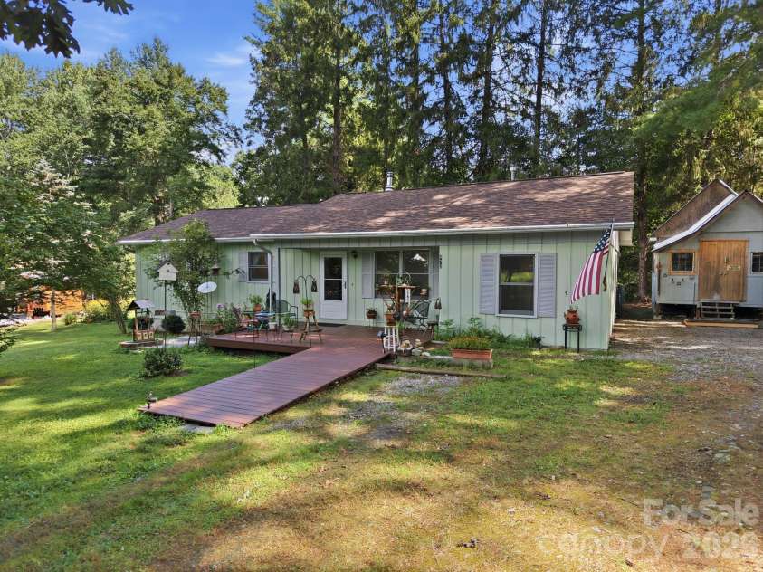 473 King William Road, Hendersonville, NC 28739.  MLS# CAR4396182, YatesRealty ID 43812. 