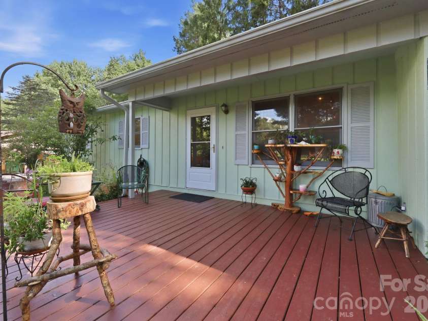473 King William Road, Hendersonville, NC 28739.  MLS# CAR4396182, YatesRealty ID 43812. 