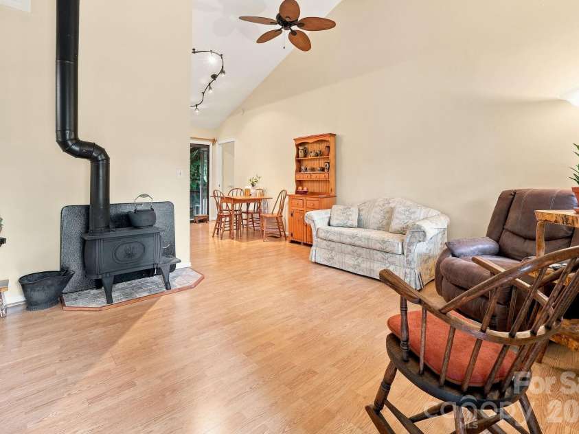 473 King William Road, Hendersonville, NC 28739.  MLS# CAR4396182, YatesRealty ID 43812. 