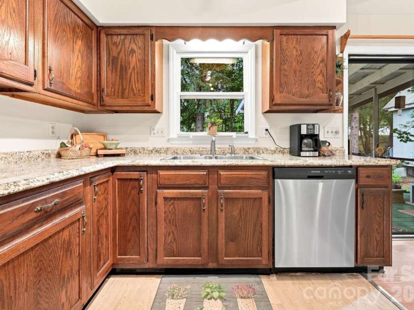 473 King William Road, Hendersonville, NC 28739.  MLS# CAR4396182, YatesRealty ID 43812. 