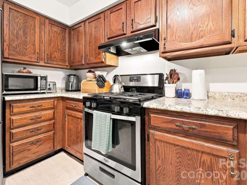 473 King William Road, Hendersonville, NC 28739.  MLS# CAR4396182, YatesRealty ID 43812. 