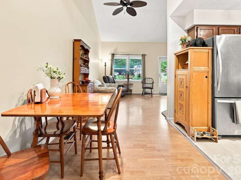 473 King William Road, Hendersonville, NC 28739.  MLS# CAR4396182, YatesRealty ID 43812. 