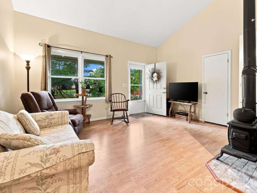 473 King William Road, Hendersonville, NC 28739.  MLS# CAR4396182, YatesRealty ID 43812. 