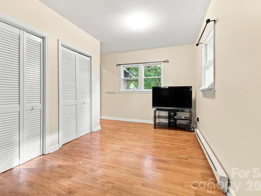 473 King William Road, Hendersonville, NC 28739.  MLS# CAR4396182, YatesRealty ID 43812. 