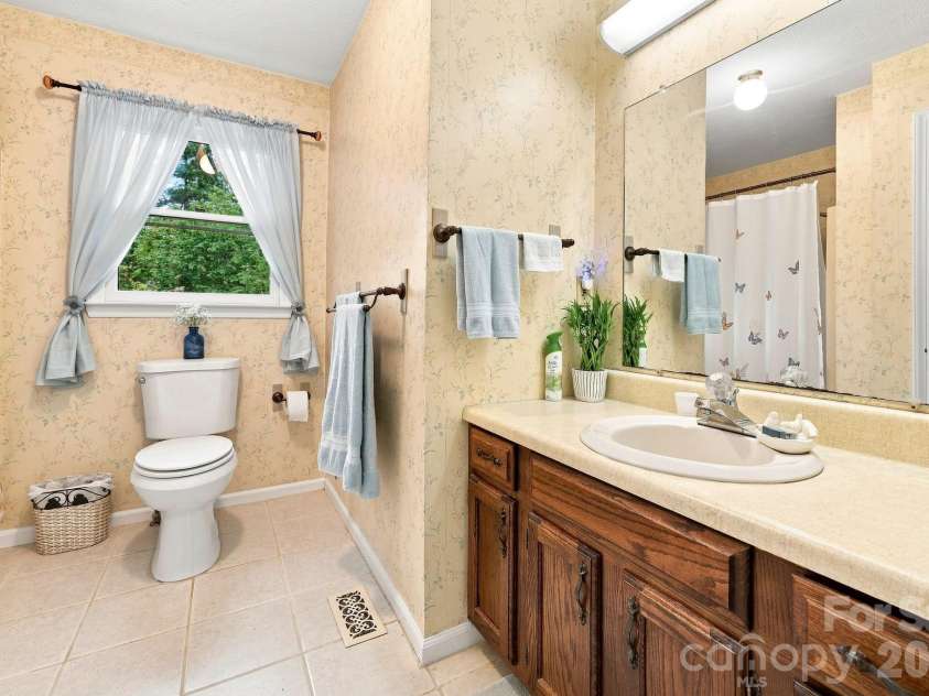 473 King William Road, Hendersonville, NC 28739.  MLS# CAR4396182, YatesRealty ID 43812. 