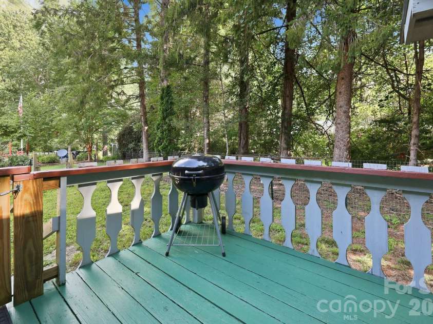 473 King William Road, Hendersonville, NC 28739.  MLS# CAR4396182, YatesRealty ID 43812. 