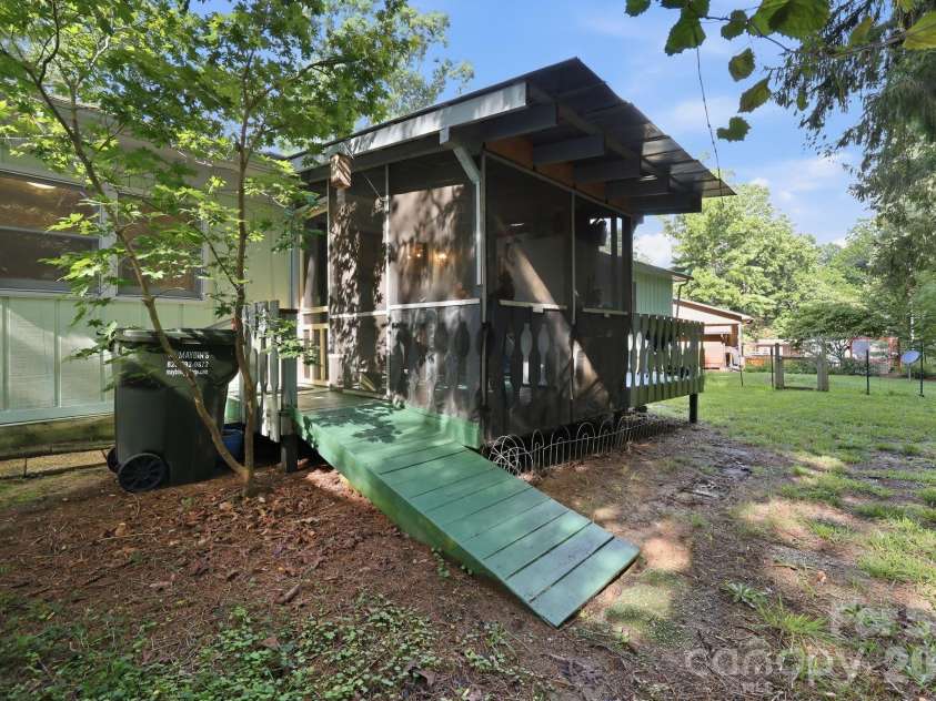 473 King William Road, Hendersonville, NC 28739.  MLS# CAR4396182, YatesRealty ID 43812. 