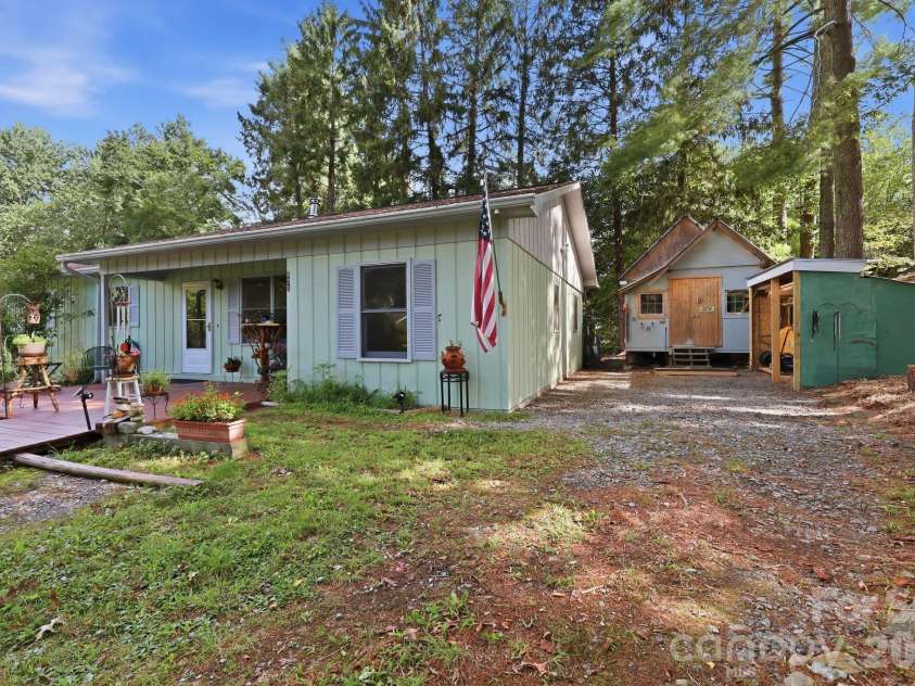 473 King William Road, Hendersonville, NC 28739.  MLS# CAR4396182, YatesRealty ID 43812. 