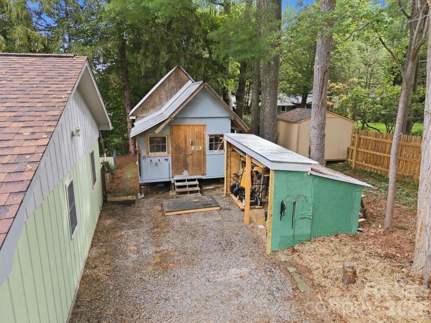 473 King William Road, Hendersonville, NC 28739.  MLS# CAR4396182, YatesRealty ID 43812. 