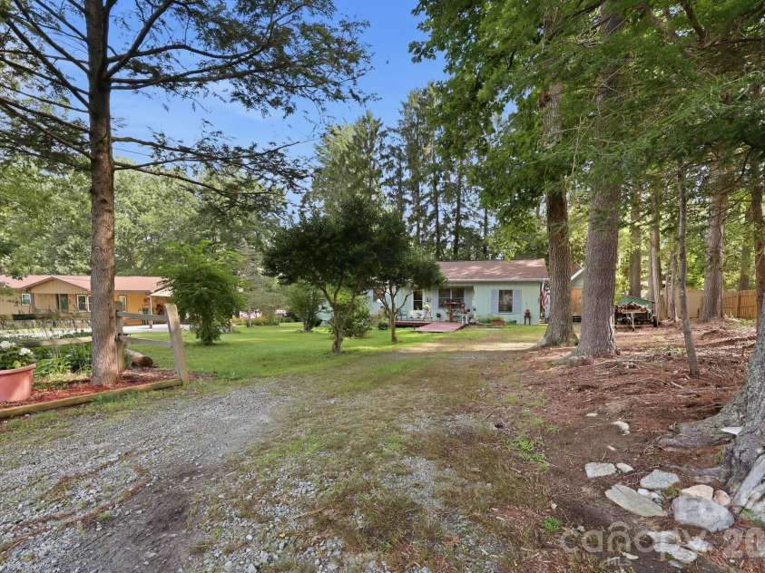 473 King William Road, Hendersonville, NC 28739.  MLS# CAR4396182, YatesRealty ID 43812. 