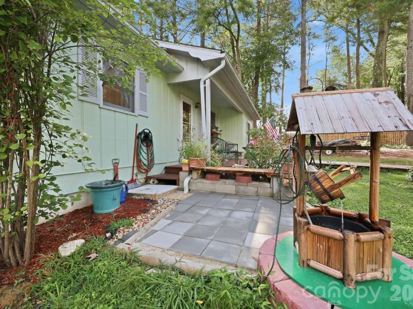 473 King William Road, Hendersonville, NC 28739.  MLS# CAR4396182, YatesRealty ID 43812. 