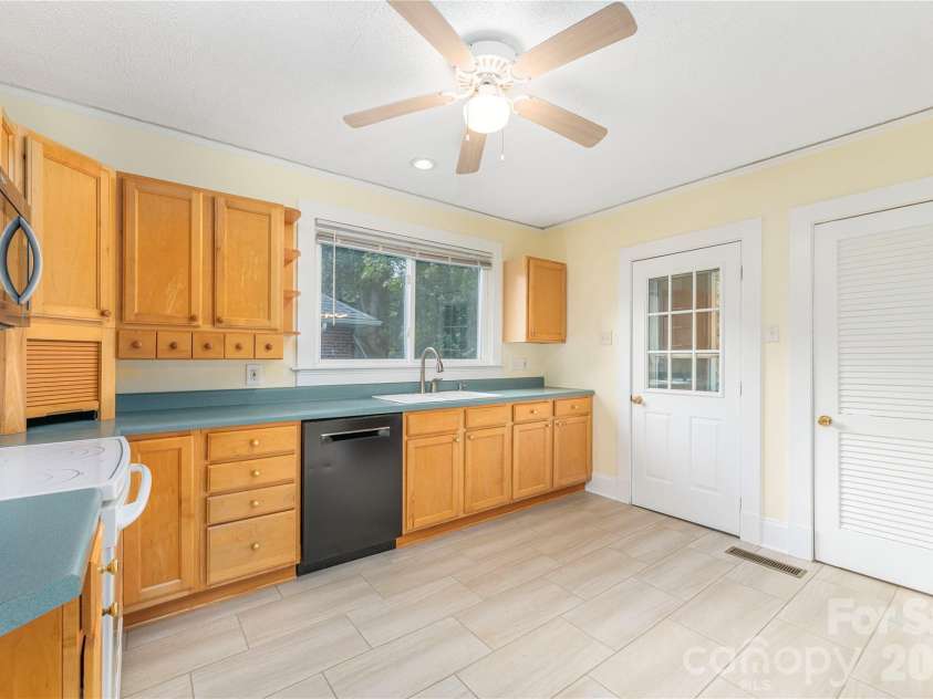 3 Enka Oak Street, Candler, NC 28715.  MLS# CAR4404679, YatesRealty ID 43820. Kitchen