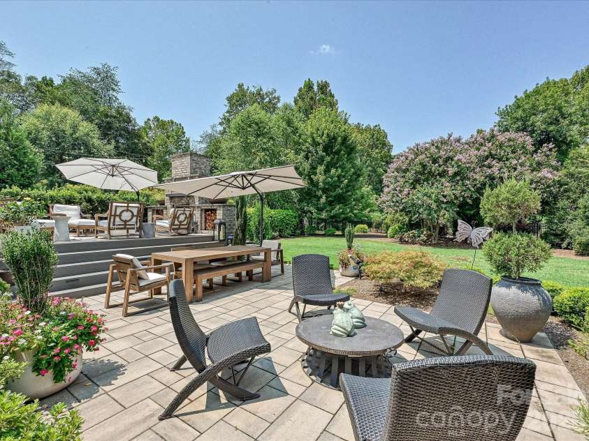 2820 Irby Drive, Charlotte, NC 28209.  MLS# CAR4413472, YatesRealty ID 43825. Additional Seating Area