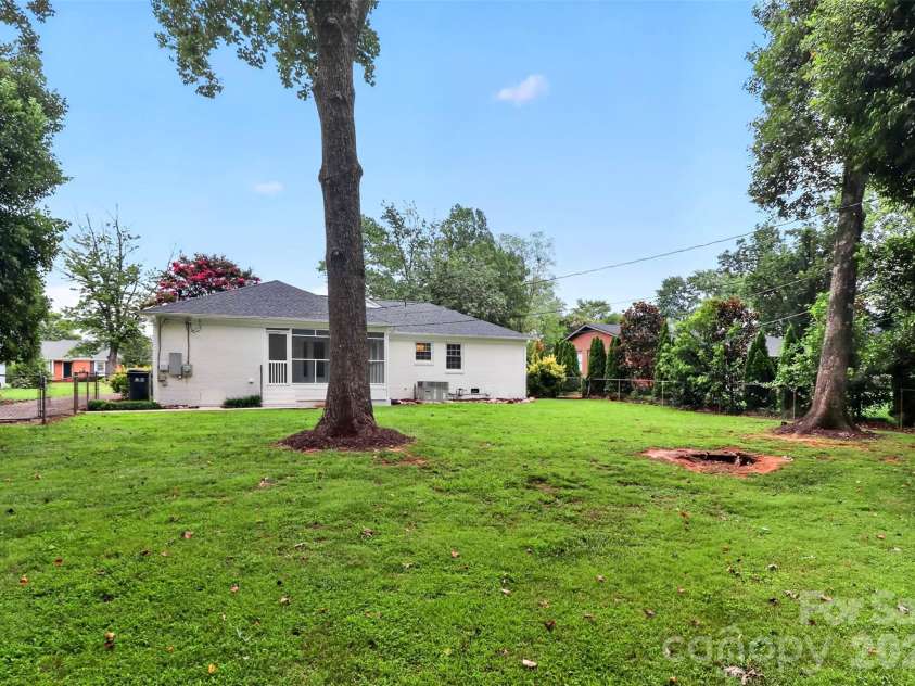 4726 Walden Court, Charlotte, NC 28210.  MLS# CAR4408855, YatesRealty ID 43826. Large backyard with shade trees
