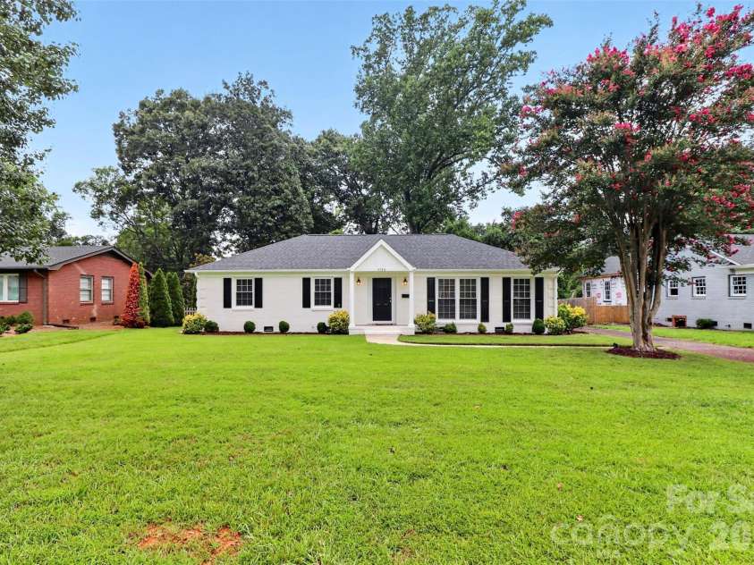 4726 Walden Court, Charlotte, NC 28210.  MLS# CAR4408855, YatesRealty ID 43826. Level lot with mature trees